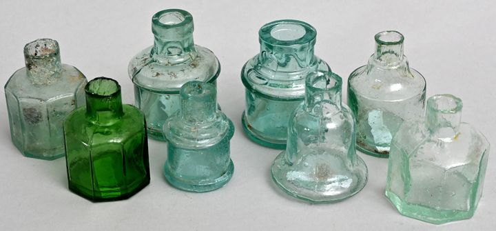 Konvolut von acht Tintenfäßchen/Set of ink bottles