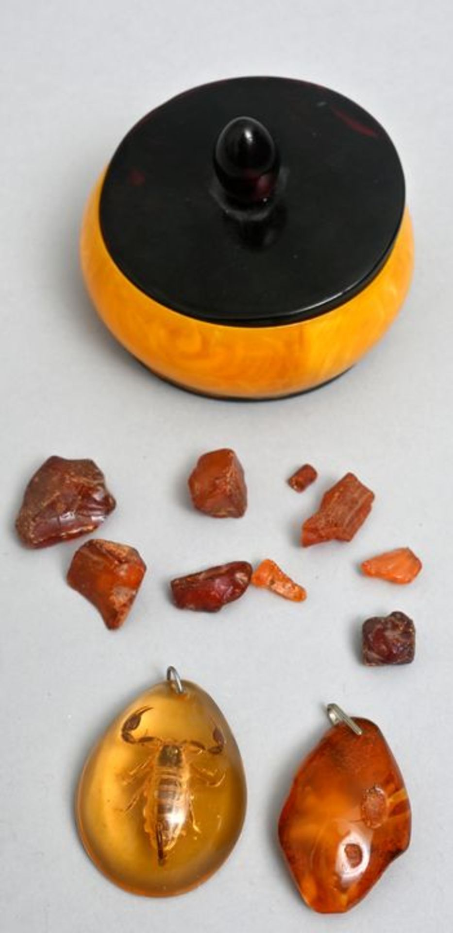 Kleiner Posten Bernstein in Zelluloiddose / amber items