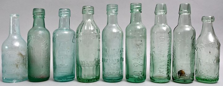 Konvolut von neun Wasserflaschen / Set of nine water bottles