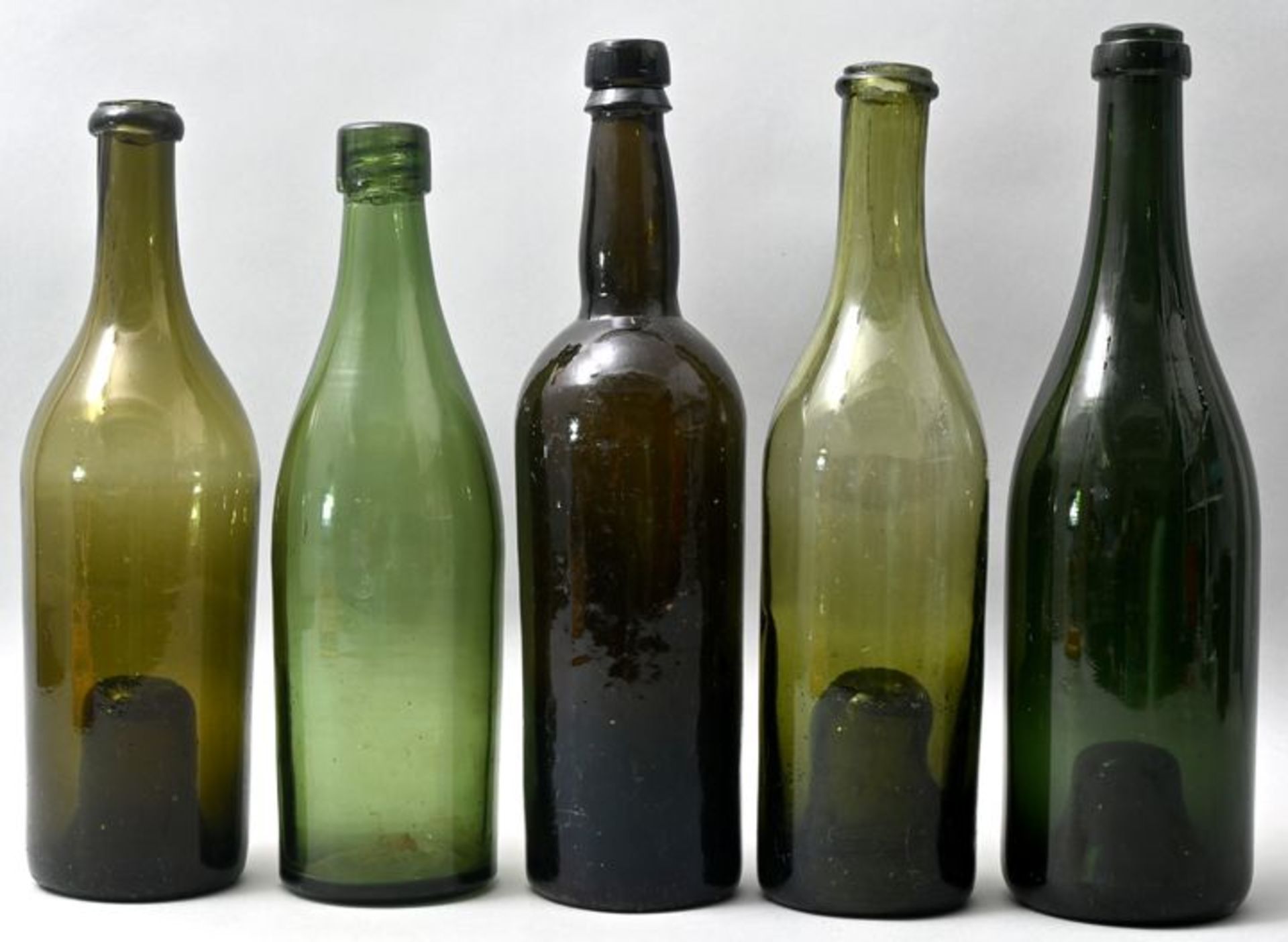 Fünf Weinflaschen/Wine bottles