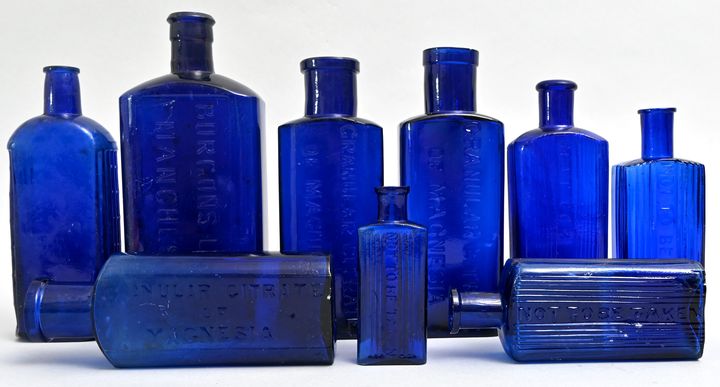 Konvolut von neun blauen Apothekerflaschen / Nine apothecary bottles