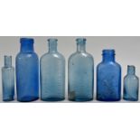 Konvolut von sechs blauen Flaschen / Set of six bottles