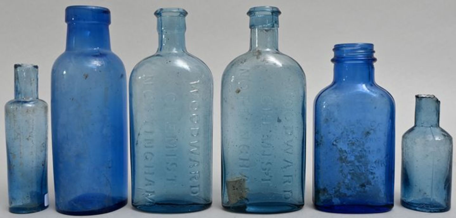 Konvolut von sechs blauen Flaschen / Set of six bottles