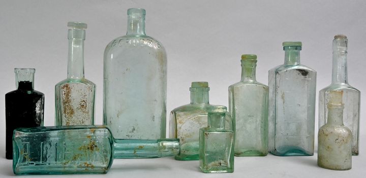 Konvolut von zehn hellblauen Flaschen / Set of aqua glass bottles