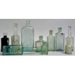 Konvolut von zehn hellblauen Flaschen / Set of aqua glass bottles