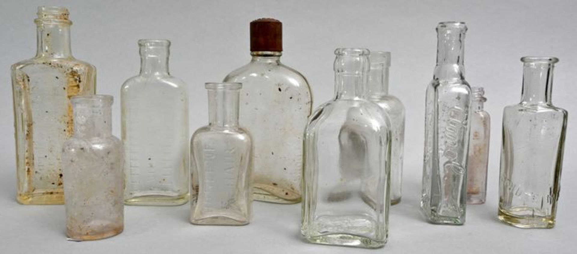 Konvolut von zehn Flaschen/ Medicine or cosmetic bottles