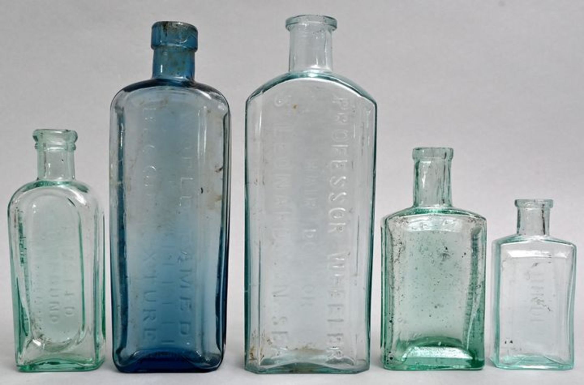 Konvolut von fünf Medizin- und Kosmetikflaschen / Set of five bottles