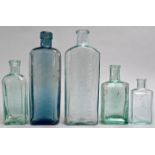 Konvolut von fünf Medizin- und Kosmetikflaschen / Set of five bottles