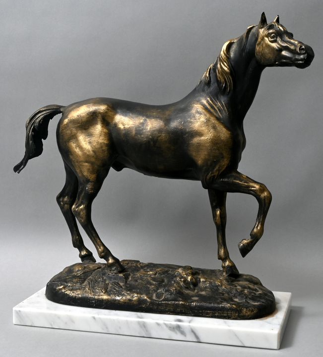 Pferd auf Marmorsockel / horse figure