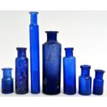Konvolut von sieben blauen Fläschchen / Seven Apothecary bottles