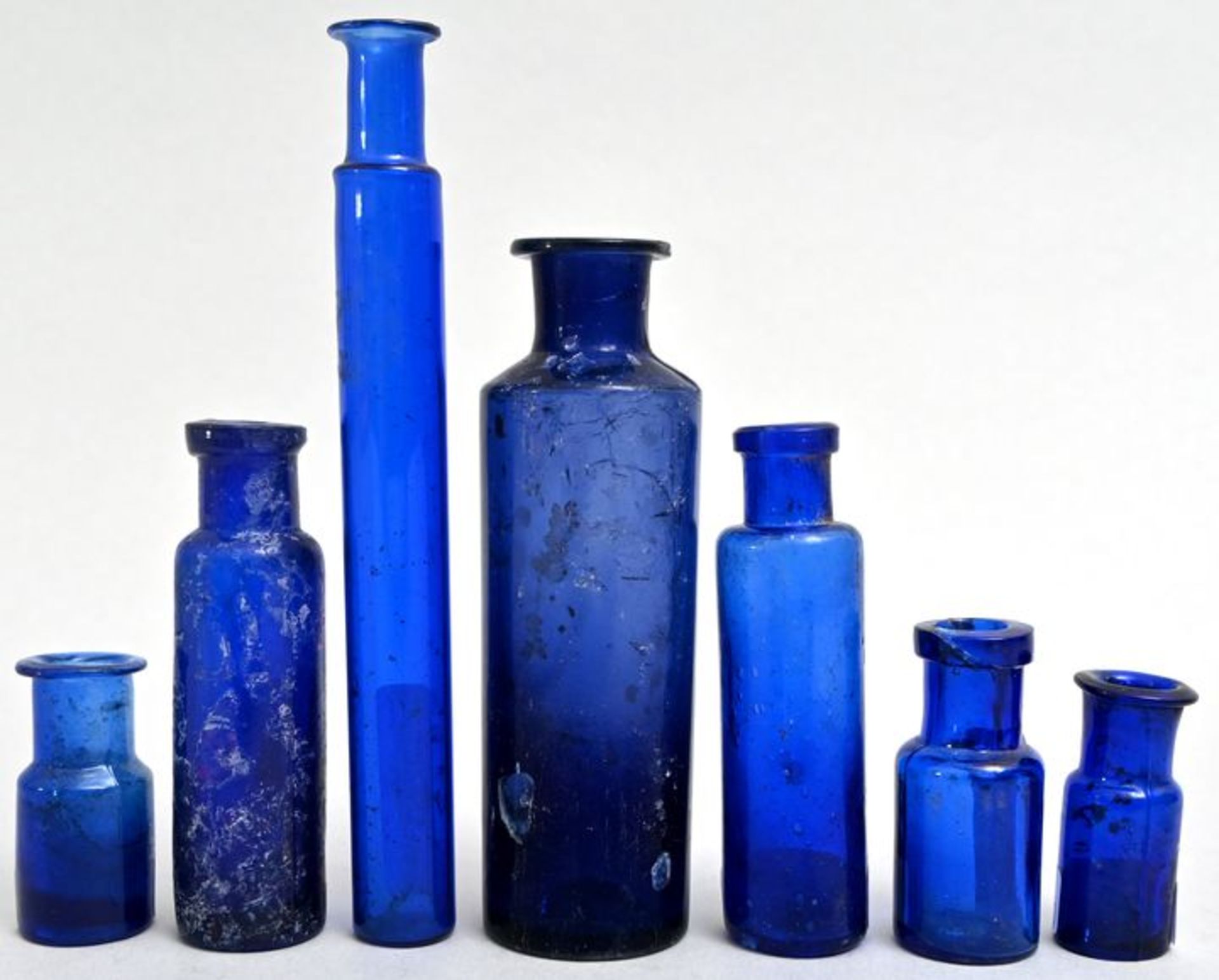 Konvolut von sieben blauen Fläschchen / Seven Apothecary bottles