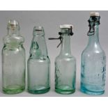 Konvolut von vier Knicker-, Bügelflaschen/ Convolute of four stopper and hanger bottles