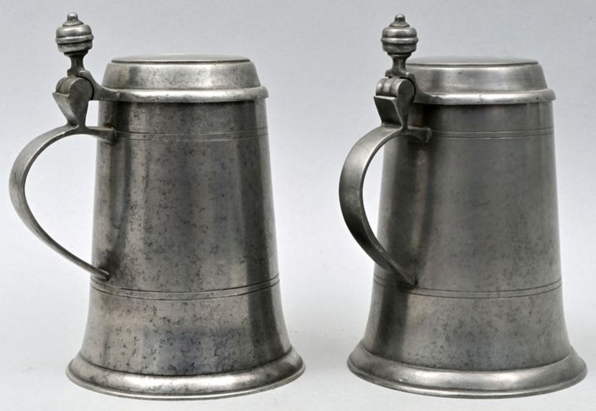 Zwei Zinnkrüge/ pewter tankards