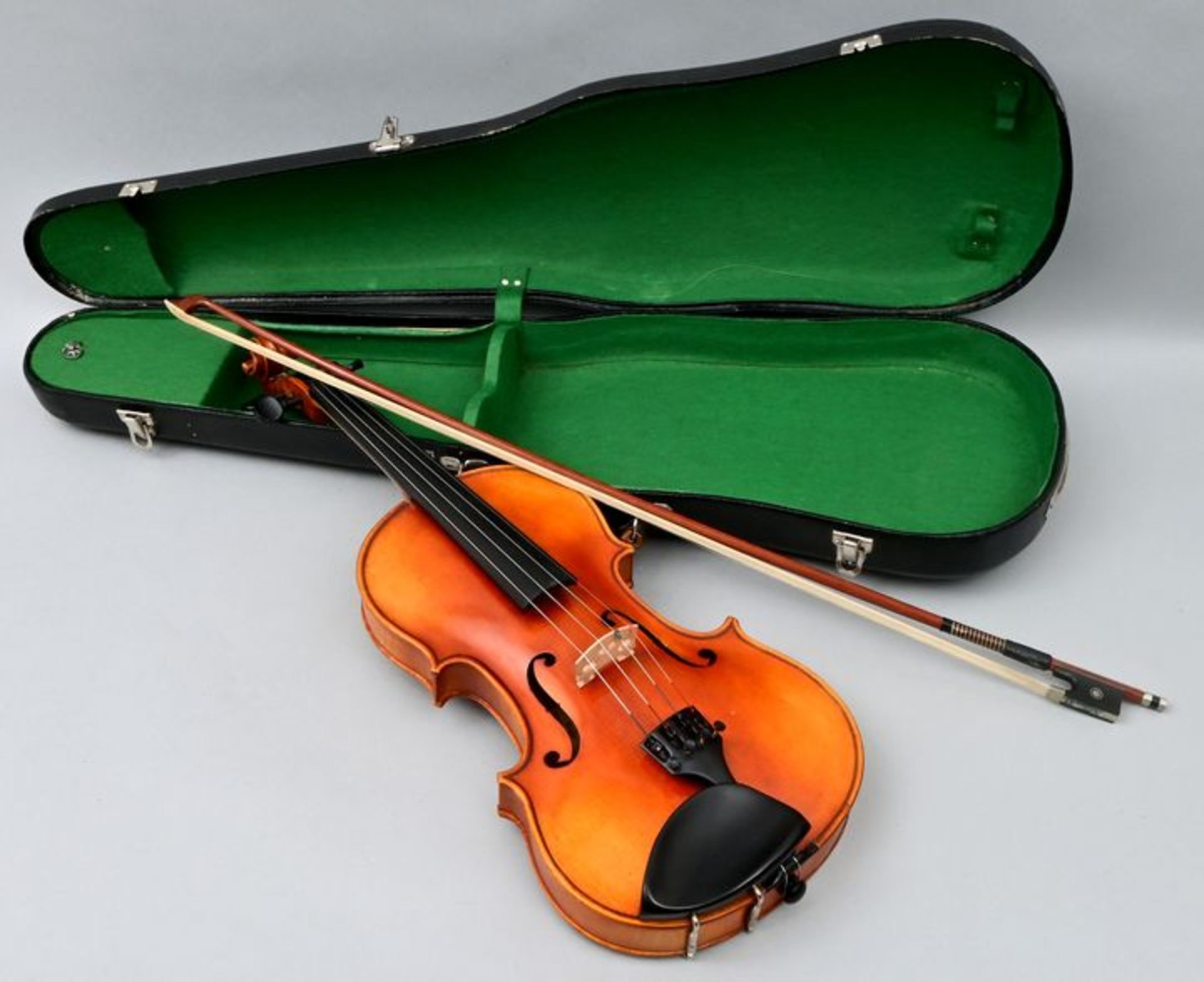 Geige mit Bogen / Violin with bow