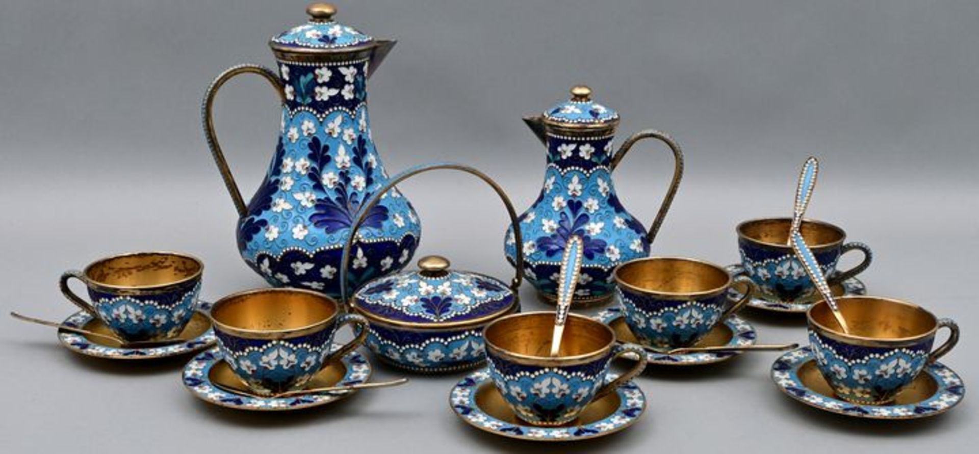 Cloisonné-Email Konvolut: 2 Kannen, 6 Tassen mit UT, 6 Löffel, Zuckerdose / Silver-gilt service