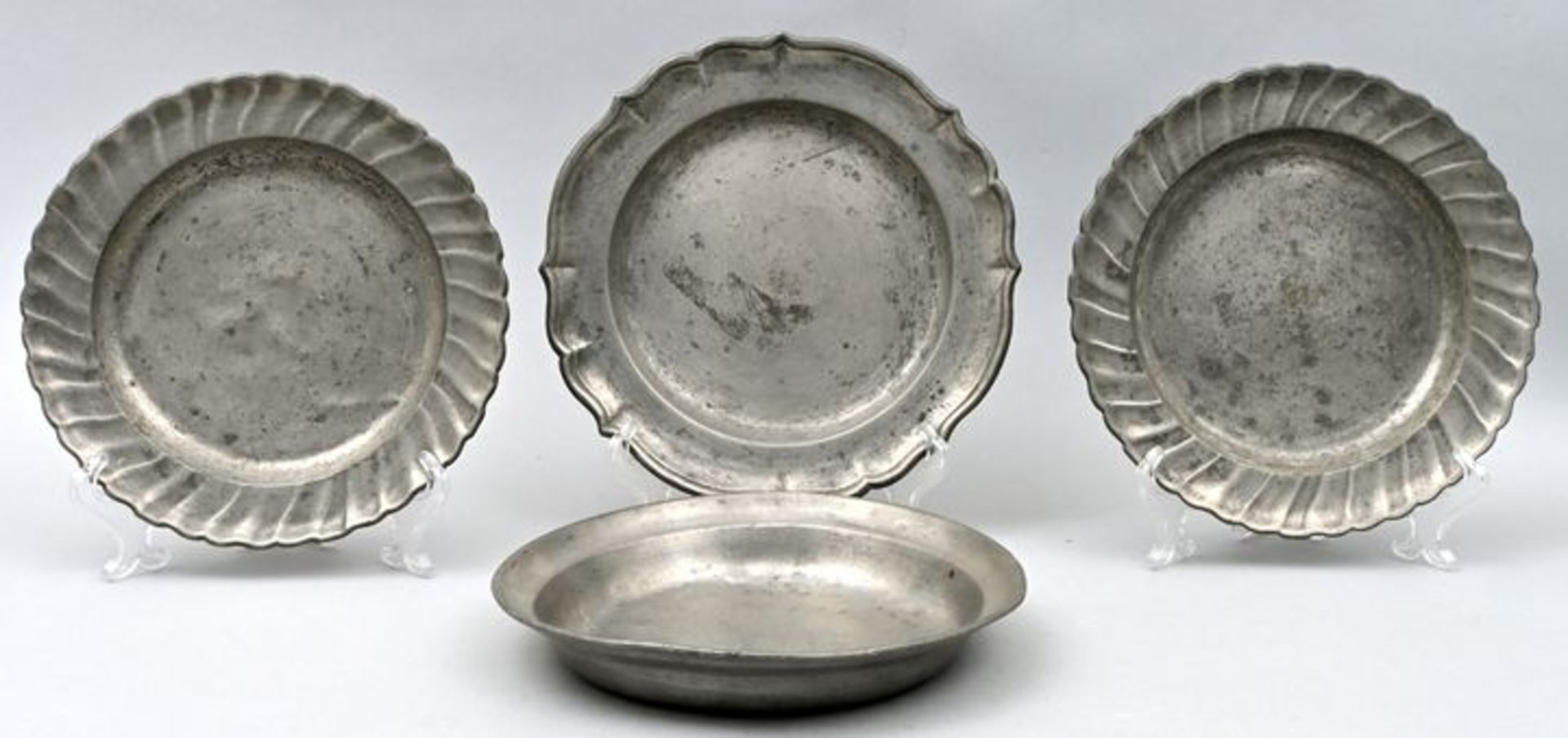 Vier Teller/ pewter plates