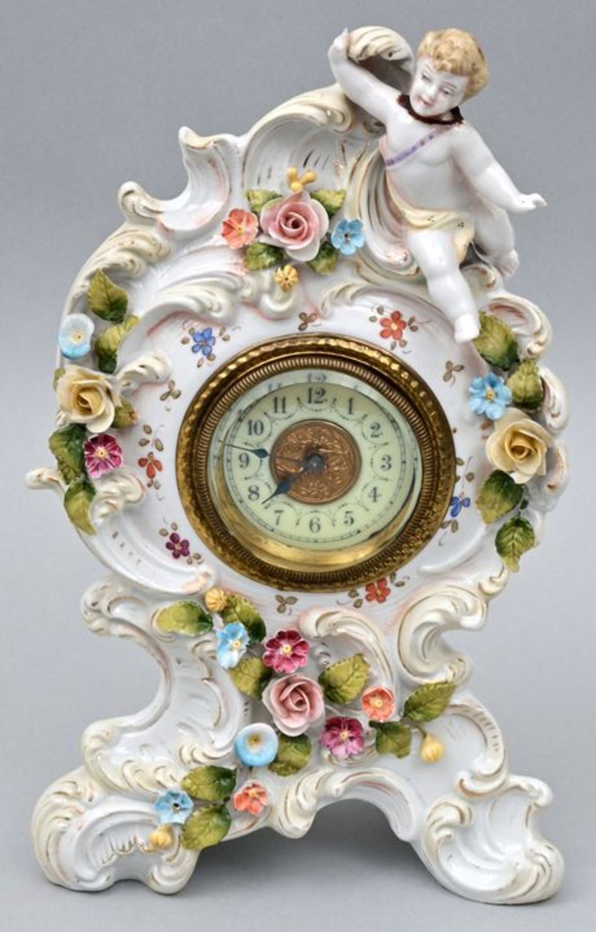 Porzellanuhr mit Putto / Porcelain clock