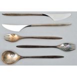 Zwei Messer, zwei Gabeln, ein Löffel / five pieces cutlery