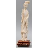 Elfenbeinfigur Dame mit Blüte, Dame, China / Ivory figure of an elegant lady