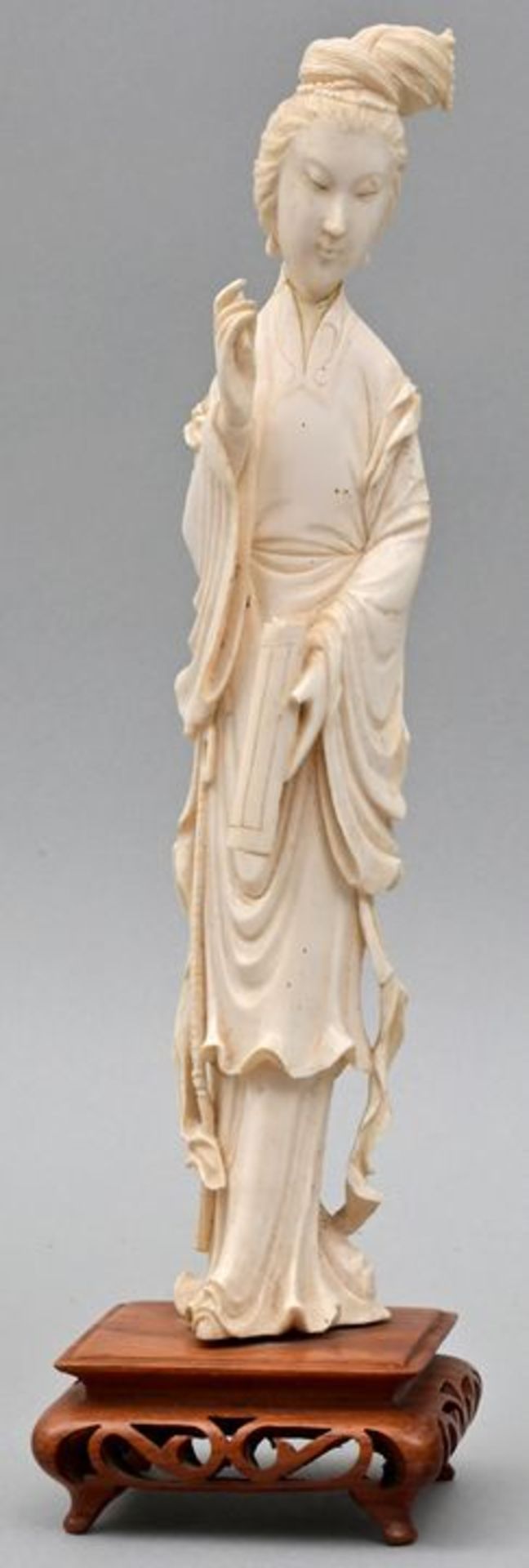 Elfenbeinfigur Dame mit Blüte, Dame, China / Ivory figure of an elegant lady