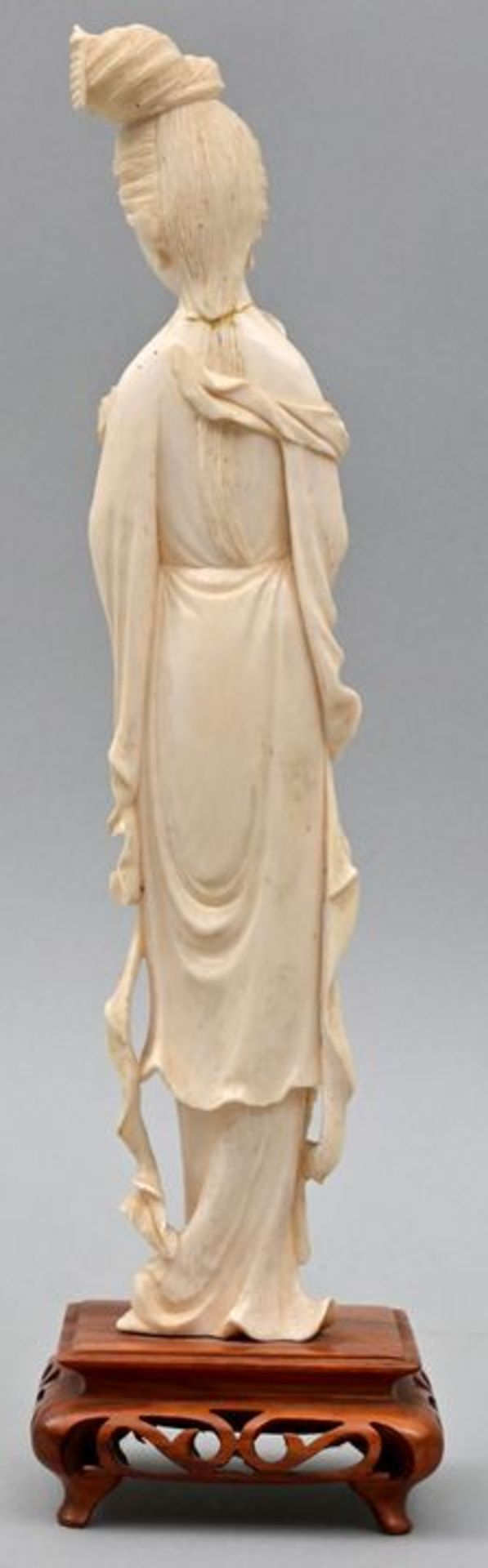 Elfenbeinfigur Dame mit Blüte, Dame, China / Ivory figure of an elegant lady - Bild 2 aus 3