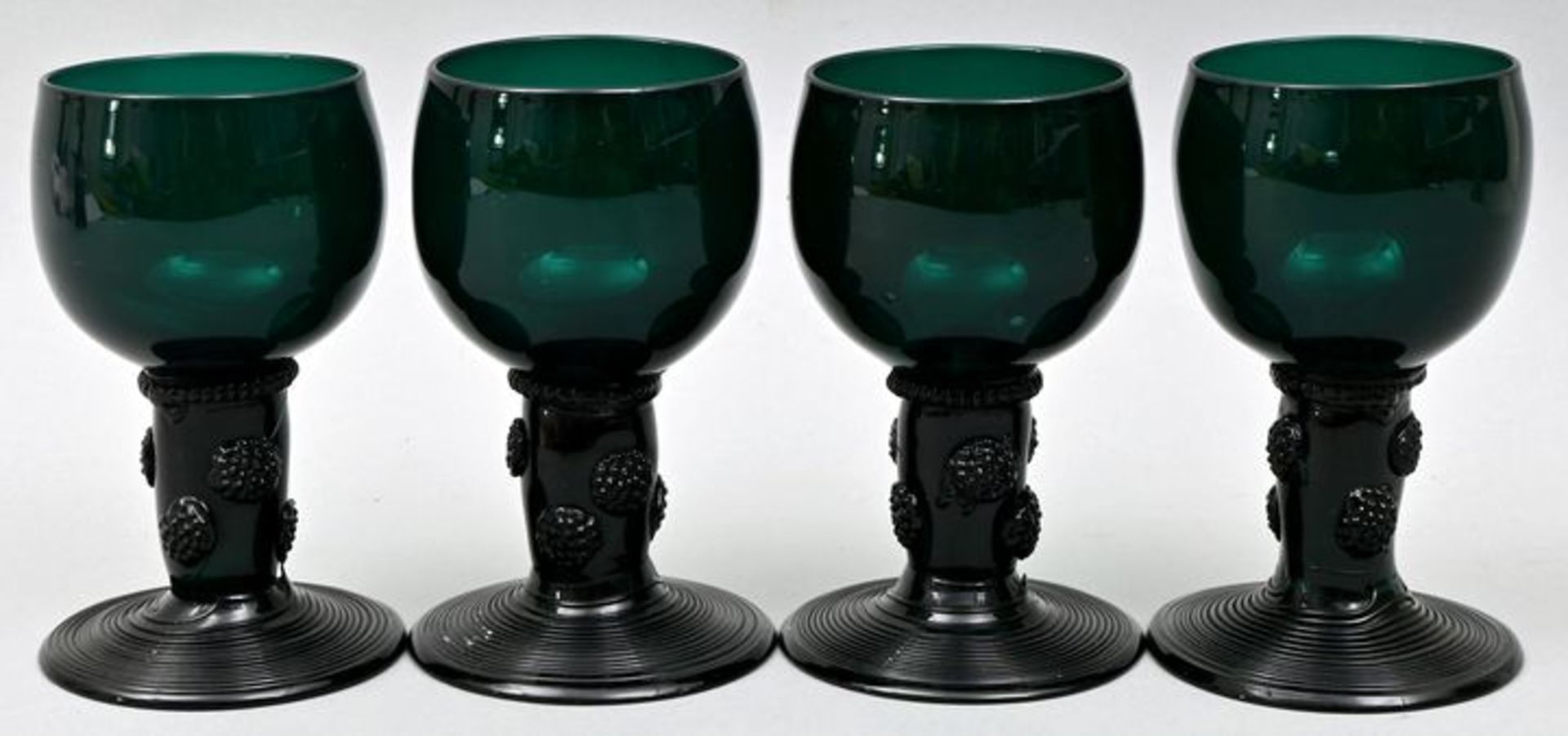 Vier Römer grün/ four wine glasses