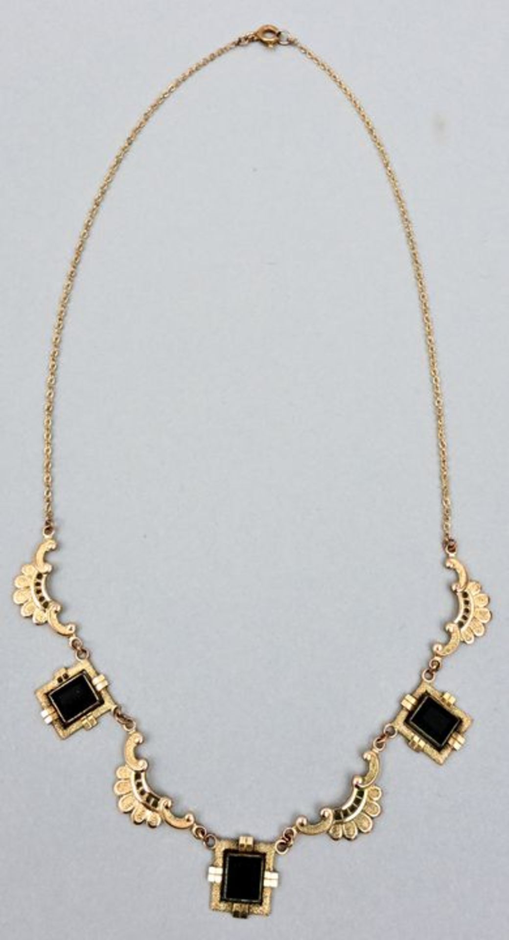Halskette, drei gr. Granate necklace