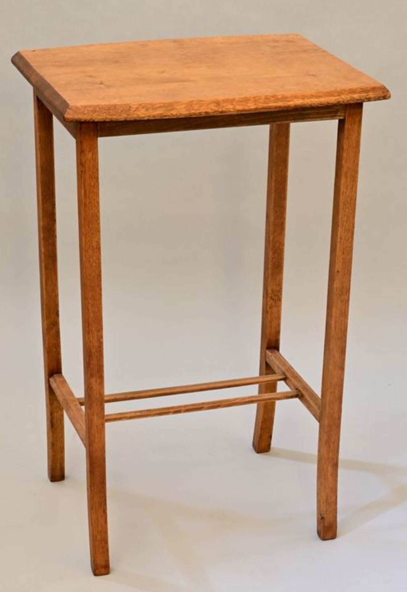 kleiner Beistelltisch  / Small sidetable