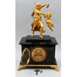 902 Tischuhr mit Dame und Putto / Table clock with dancing figures