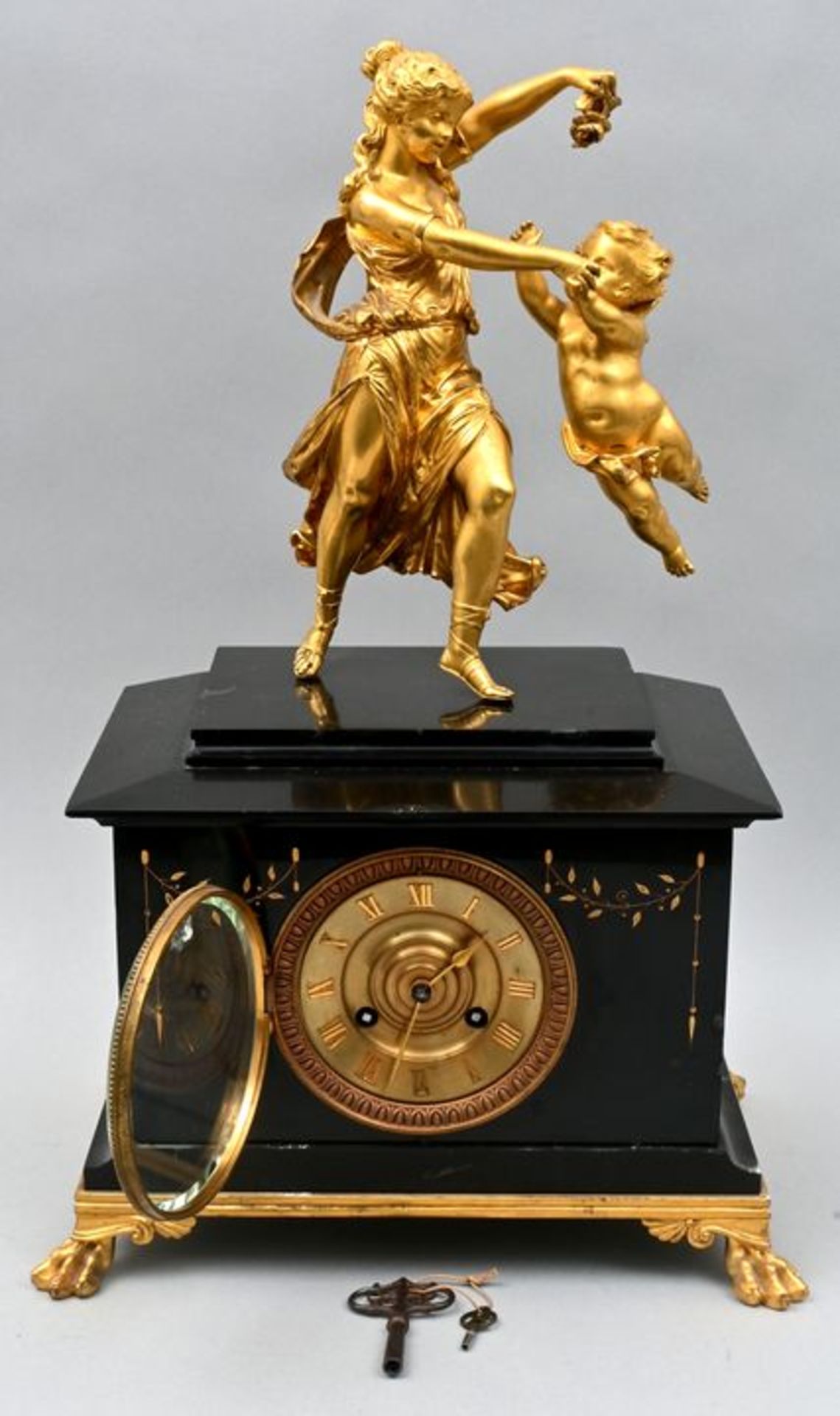 902 Tischuhr mit Dame und Putto / Table clock with dancing figures