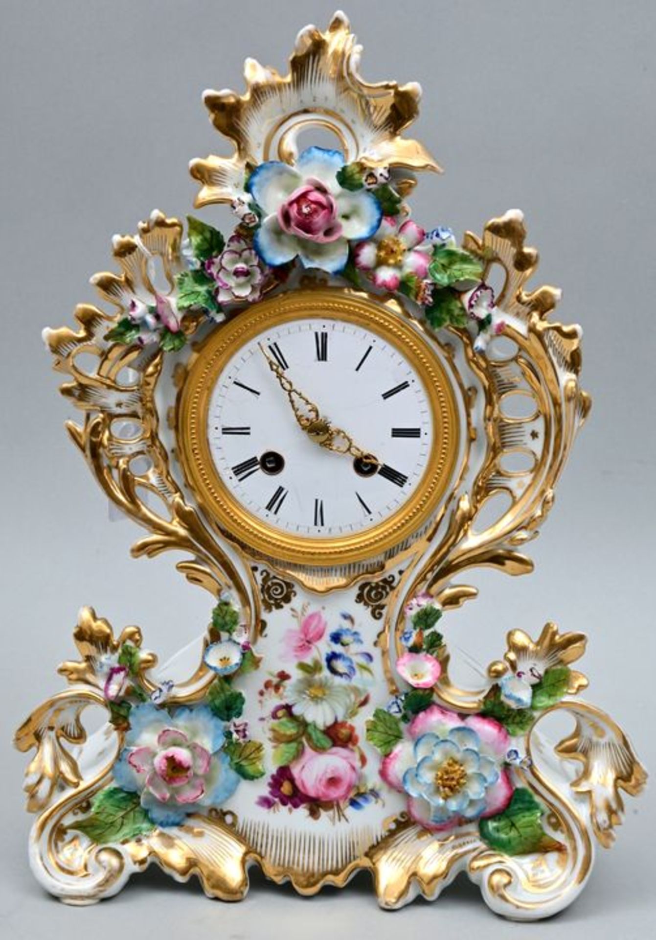 Porzellanuhr mit Glasdom / porcelain clock