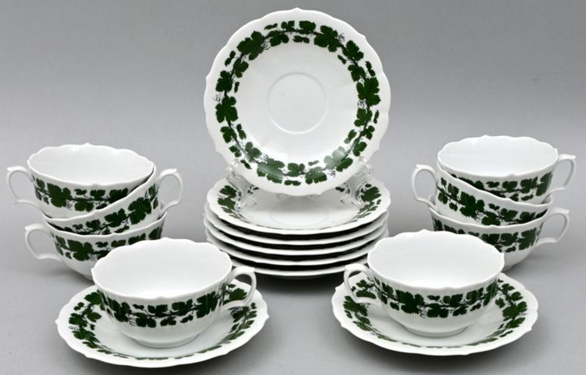 Acht Tassen mit Untertassen / Eight cups with saucers