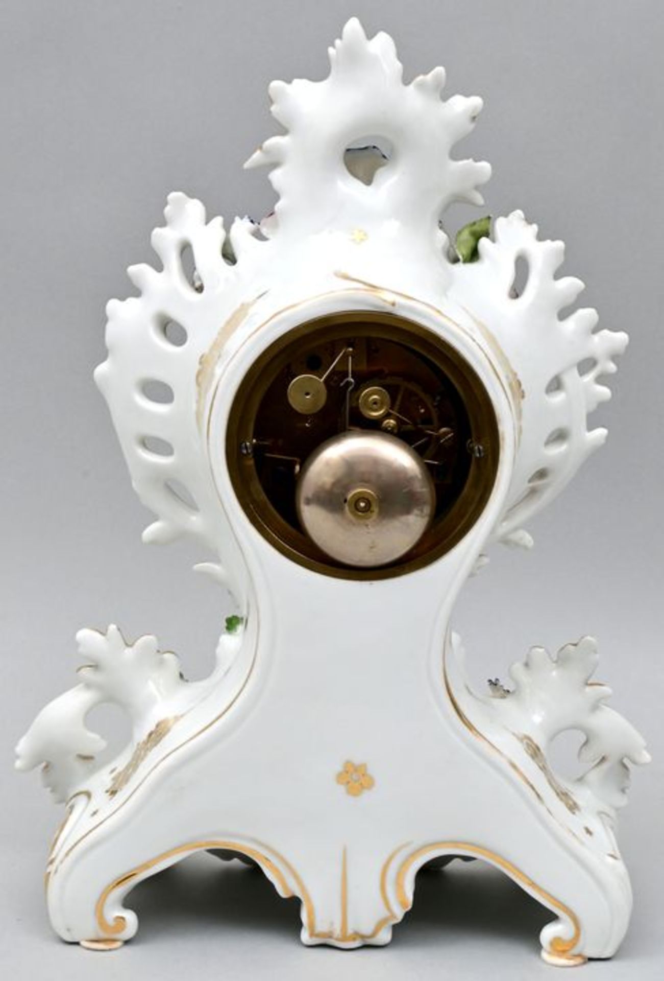 Porzellanuhr mit Glasdom / porcelain clock - Bild 3 aus 8