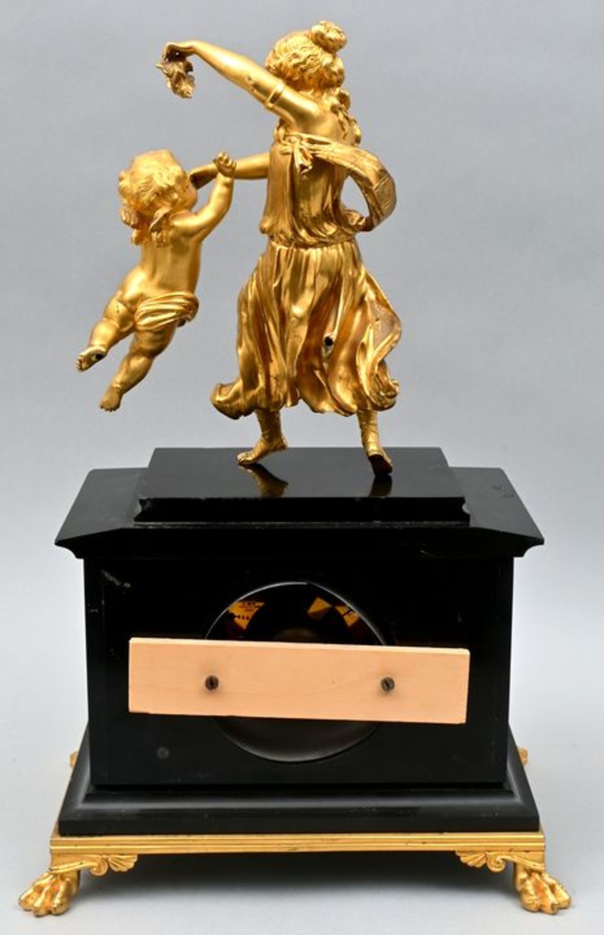 902 Tischuhr mit Dame und Putto / Table clock with dancing figures - Bild 6 aus 7