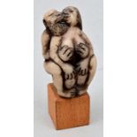 Kleine erotische Figur (Umarmung), Speckstein (?) / erotic figure