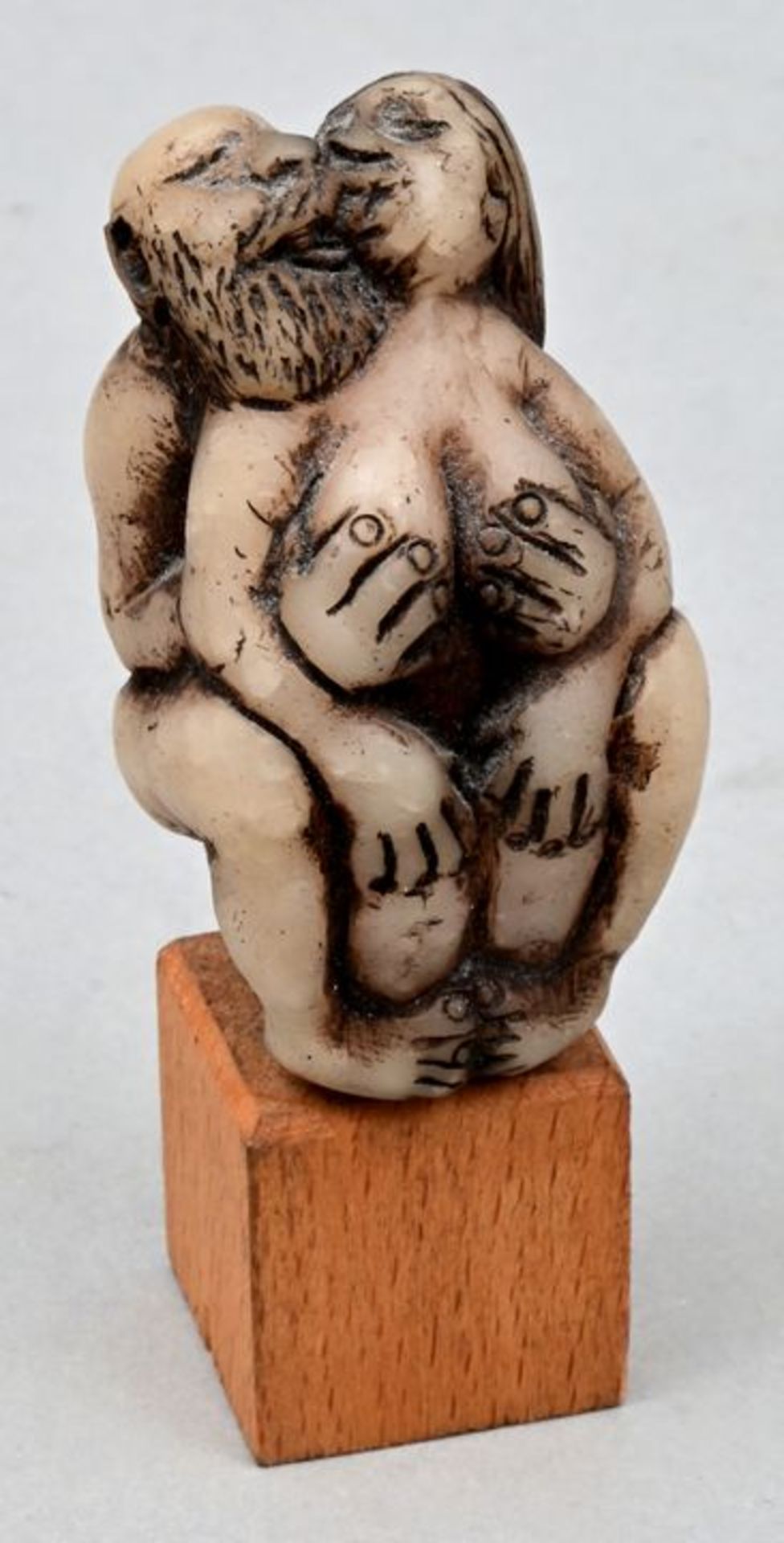 Kleine erotische Figur (Umarmung), Speckstein (?) / erotic figure