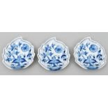 Drei Zwiebelmuster-Blattschälchen/ three small bowls blue onion pattern