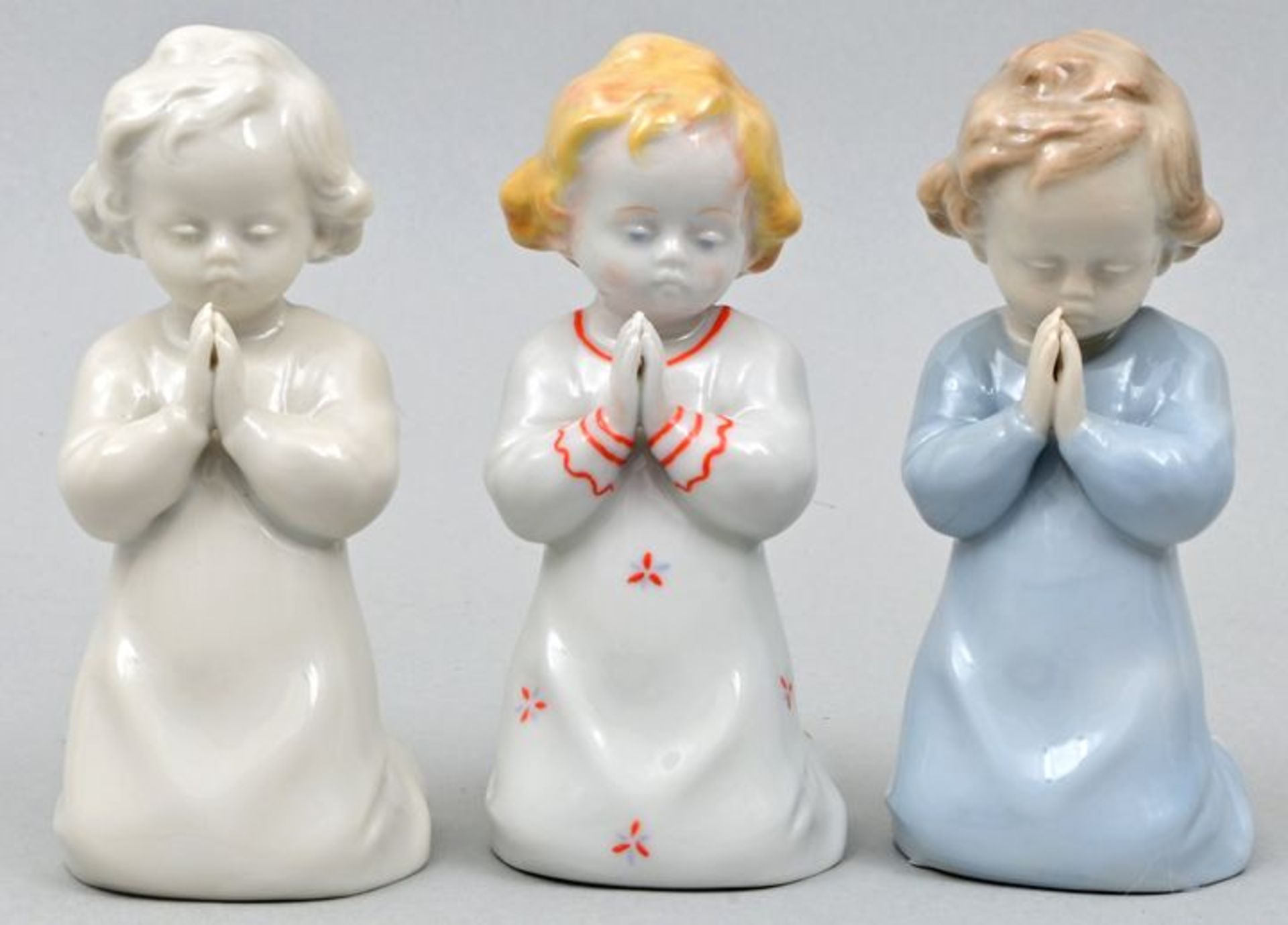 Porzellanfiguren Drei betende Kinder / Three porcelain figures