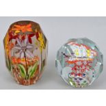 Zwei Glas-Briefbeschwerer/ two glass paperweights