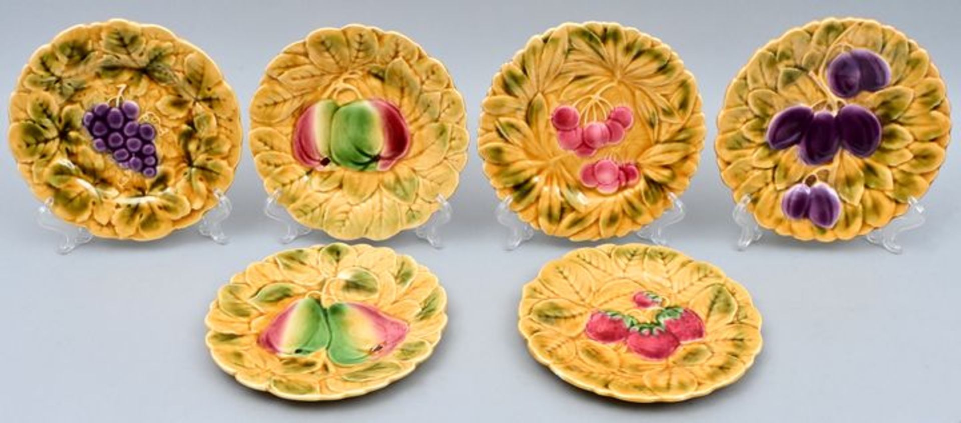 Sechs Teller mit Obstdekor, Sarreguemines / Six plates with fruit decor, Sarreguemines