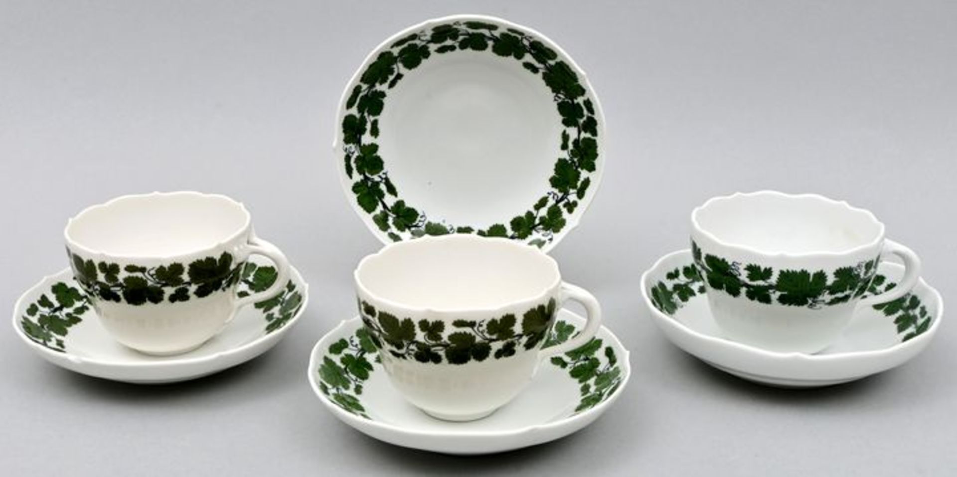 Tassen mit 4 Untertassen / Four cups with saucer