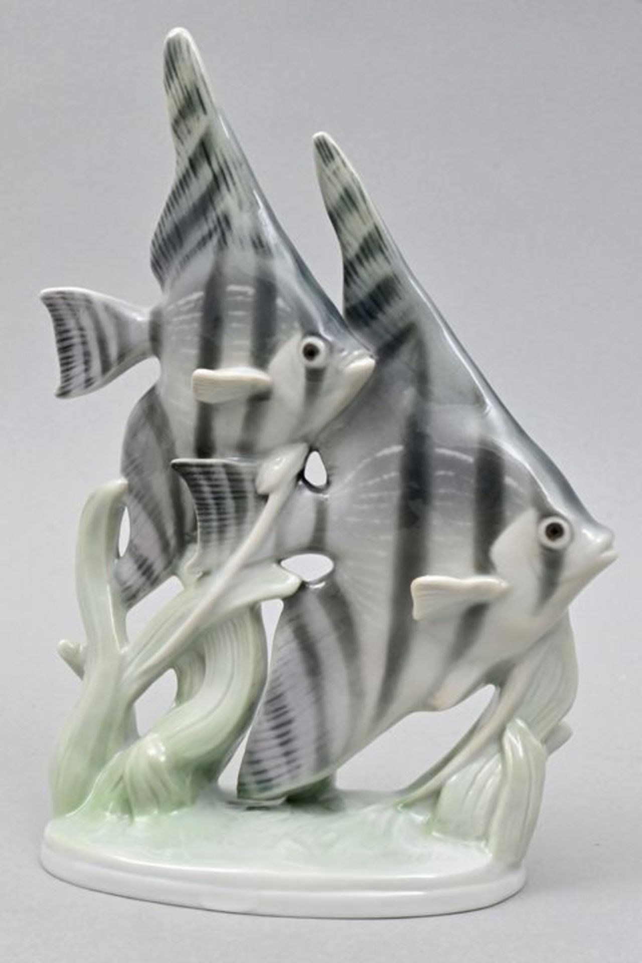 Skalarengruppe / Porcelain figure fishes