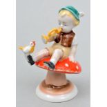 Porzellanfigur, Junge mit Tröte auf Fliegenpilz / Porcelain figure