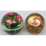 Zwei Glas-Briefbeschwerer/ two glass paperweights