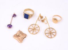 A small collection of jewellery