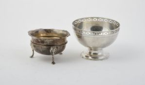 A silver circular pedestal sugar bowl by Edward Barnard & Sons Ltd.