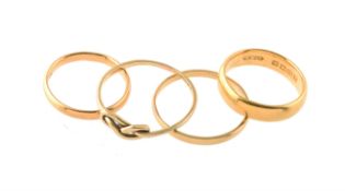 A 22 carat gold band ring