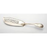 A George III silver fiddle, shell and thread pattern fish slice