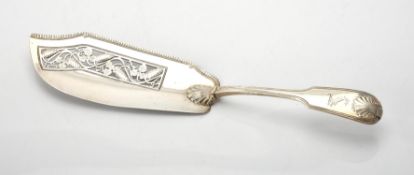 A George III silver fiddle, shell and thread pattern fish slice