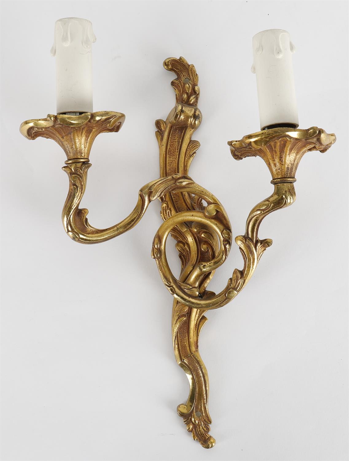 A set of five gilt metal twin light wall lights in Louis XV style - Image 5 of 7